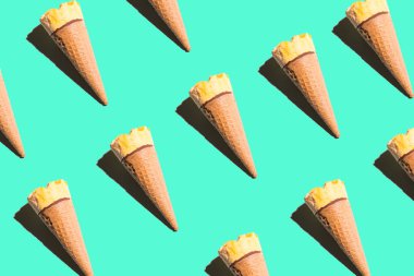 Parlak renkli arka planda dondurma külahları. Parlak kolaj