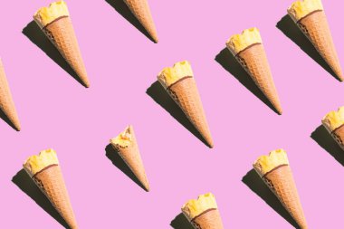 Parlak renkli arka planda dondurma külahları. Parlak kolaj