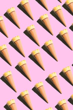 Parlak renkli arka planda dondurma külahları. Parlak kolaj