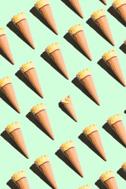 Parlak renkli arka planda dondurma külahları. Parlak kolaj