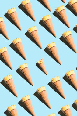 Parlak renkli arka planda dondurma külahları. Parlak kolaj