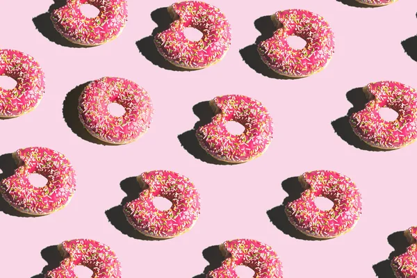 Donuts Auf Hellem Hintergrund Leuchtende Collage — Stockfoto