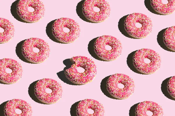 Donuts Auf Hellem Hintergrund Leuchtende Collage — Stockfoto