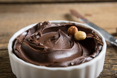 Ahşap masa üzerinde çikolata ve fındık ezmesi