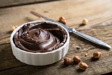 Ahşap masa üzerinde çikolata ve fındık ezmesi