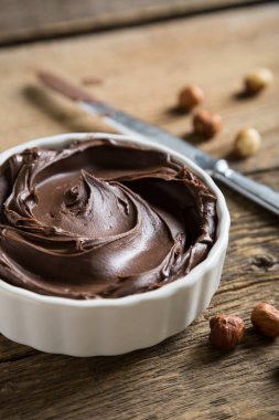 Ahşap masa üzerinde çikolata ve fındık ezmesi