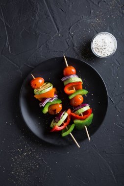 Şişte ızgara sebzeler. Sebze kebabı