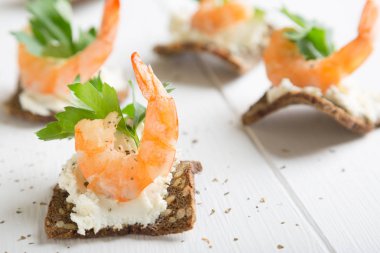 Karides ve krem peynir ile mezeler