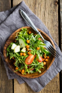 Nohutlu taze sebze salatası