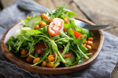 Nohutlu taze sebze salatası