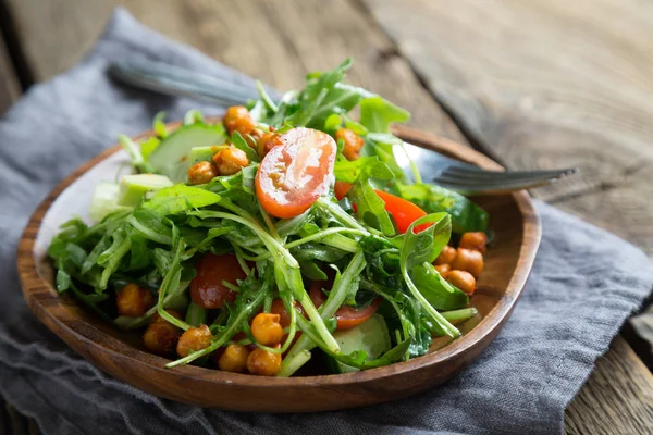 Frischer Gemüsesalat Mit Kichererbsen Stockfoto