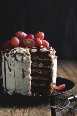 Üzümlü Ev Yapımı Çikolatalı Kek