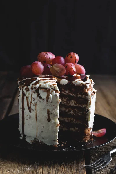Домашний Шоколадный Торт Виноградом — стоковое фото