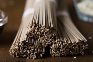 Masada pişmemiş soba eriştesi