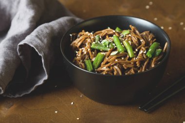 Kızarmış yeşil fasulye ve susam ile Soba erişte