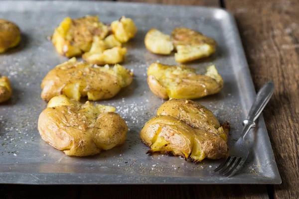 Baharatile ezilmiş fırında patates