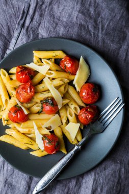 Kavrulmuş domates ve parmesan ile Makarna puttanesca