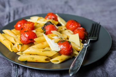 Kavrulmuş domates ve parmesan ile Makarna puttanesca