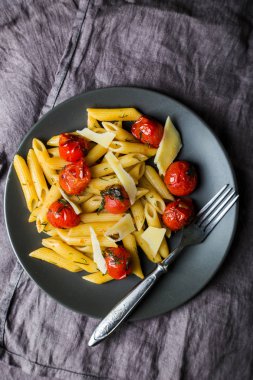 Kavrulmuş domates ve parmesan ile Makarna puttanesca