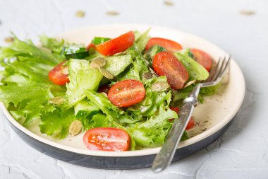 Hafif bir arka plan üzerinde basit sebze salatası