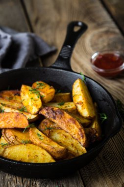 Tavada fırında patates.