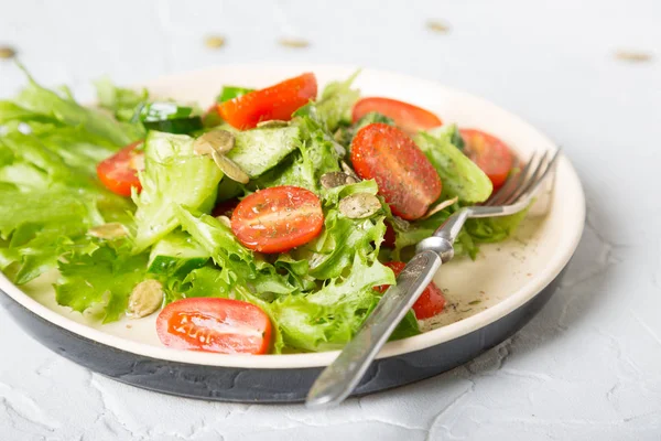 Ensalada Verduras Sencilla Sobre Fondo Claro —  Fotos de Stock