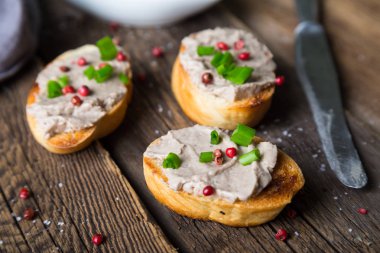 Pate ve baharatile Bruschetta