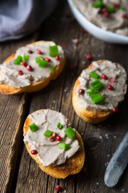 Pate ve baharatile Bruschetta