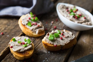 Pate ve baharatile Bruschetta