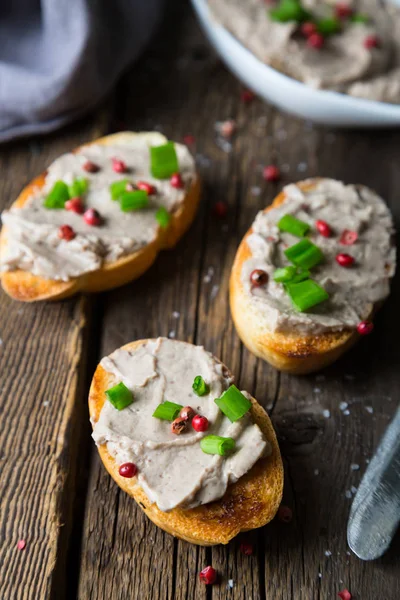 Pate ve baharatile Bruschetta