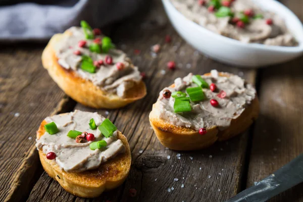 Pate ve baharatile Bruschetta