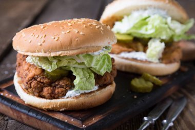 Yoğurt soslu sulu tavuk burger