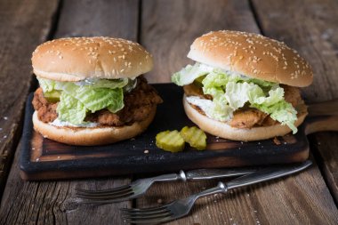 Yoğurt soslu sulu tavuk burger