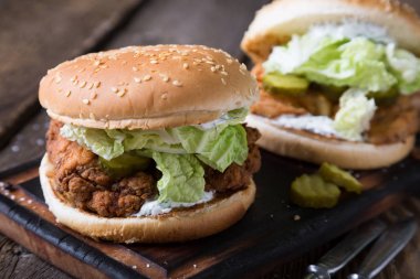 Yoğurt soslu sulu tavuk burger