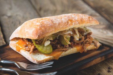 Et, soğan ve çedar peyniri ile büyük sandviç