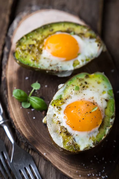 Yumurta Ile Pişmiş Avokado — Stok fotoğraf