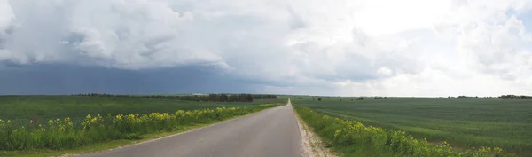 Straße Feld Stürmischer Himmel lizenzfreie Stockbilder