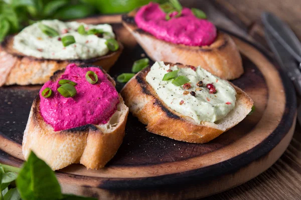 Verschiedene Bruschettas Mit Avocado Und Roter Bete Stockbild