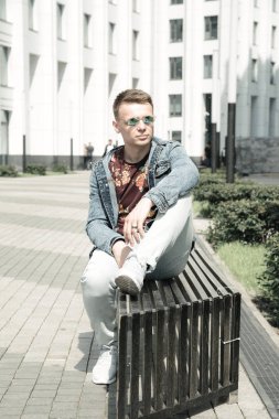 Modaya uygun giyinmiş adam sokaklarda poz