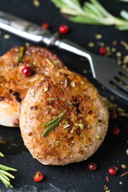 Baharat ve otlar ile kızarmış domuz bonfile madalyon