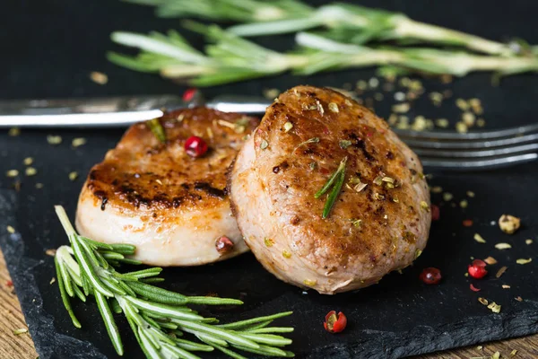 Gebratene Schweinefilet Medaillons Mit Gewürzen Und Kräutern Stockbild