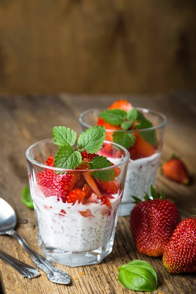 Gesundes Dessert Kokosmilch Mit Chiasamen Und Frischen Erdbeeren Stockbild