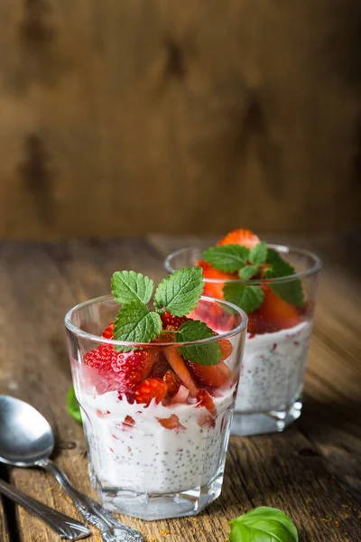 Gesundes Dessert Kokosmilch Mit Chiasamen Und Frischen Erdbeeren Stockbild