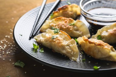 Soya soslu Asya usulü kızarmış börek.