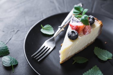 Taze böğürtlenli ve naneli cheesecake