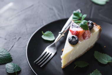 Taze böğürtlenli ve naneli cheesecake