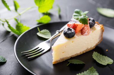 Taze böğürtlenli ve naneli cheesecake