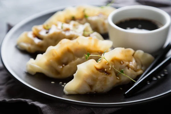 Wonton Gefüllt Mit Sojasauce Auf Einem Dunklen Tisch — Stockfoto