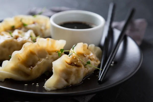 Wonton Relleno Con Salsa Soja Una Mesa Oscura —  Fotos de Stock