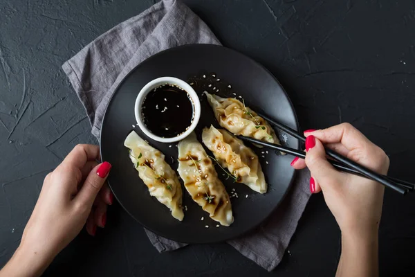 Wonton Relleno Con Salsa Soja Una Mesa Oscura —  Fotos de Stock